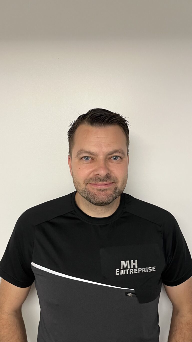 Mand i sort T-shirt fra MH Entreprise
