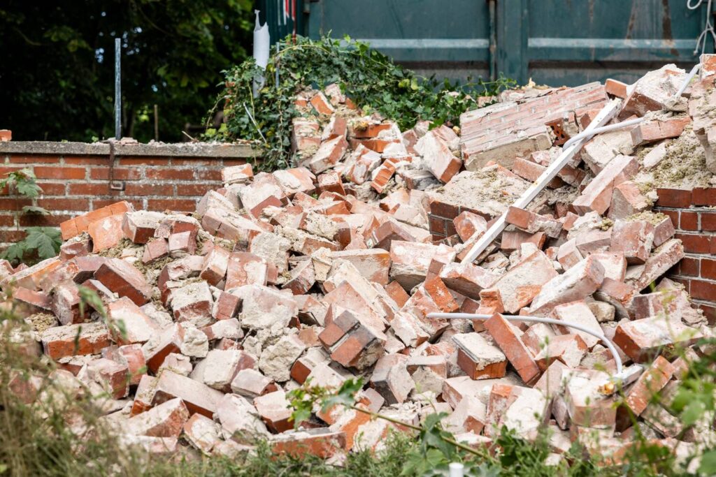 Mursten i bunke foran mur